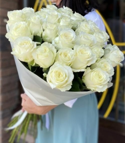 25 белых роз Эквадор в нежном оформлении