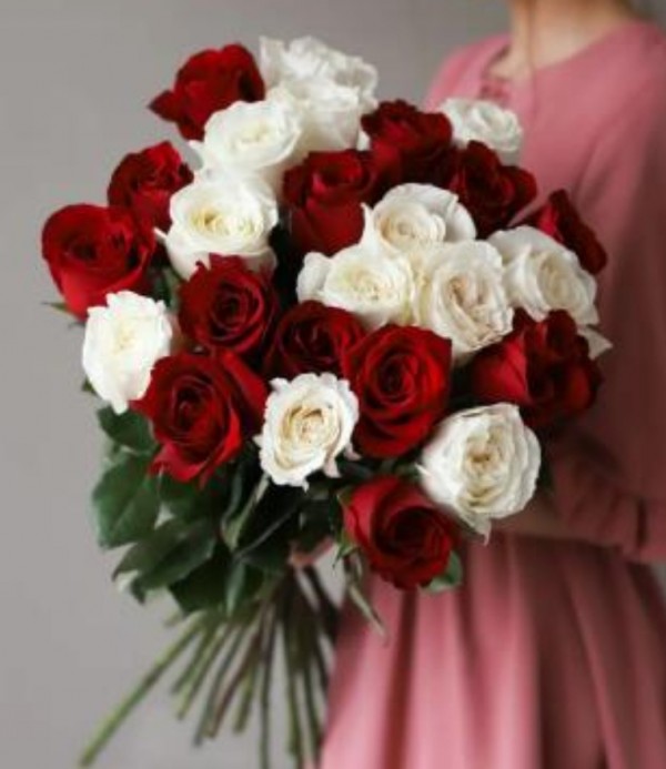 25 красно белых роз